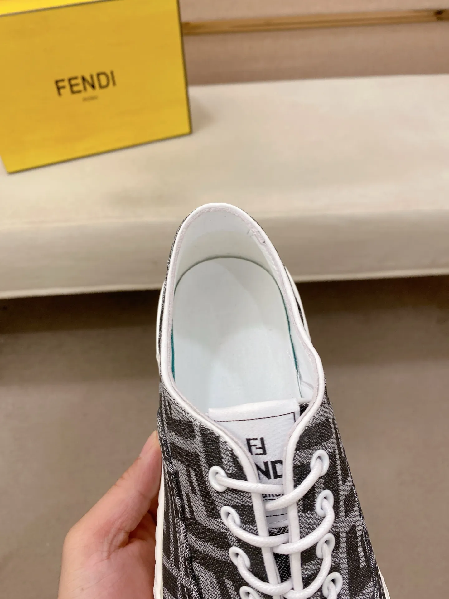 Men's shoes 💰 420💰 (FENDI) New high-top 👊🏻 upper 🇮🇹 imported cowhide fabric 🇩🇪 lining imported sheepskin lining. The original outsole is molded to highlight the identity of every man, and the upper foot is stable and stable🚶🏻🚶🏻The high-end custom counters reproduce the original version📯No matter the wind or rain, the shoe last remains unchanged and can withstand the verification of time🔍️,🔵 Size: 38-44 (45 is custom-made and cannot be returned or exchanged